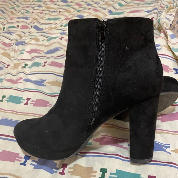Faux suede booties. Black. Size 10. - Picture 2 of 7